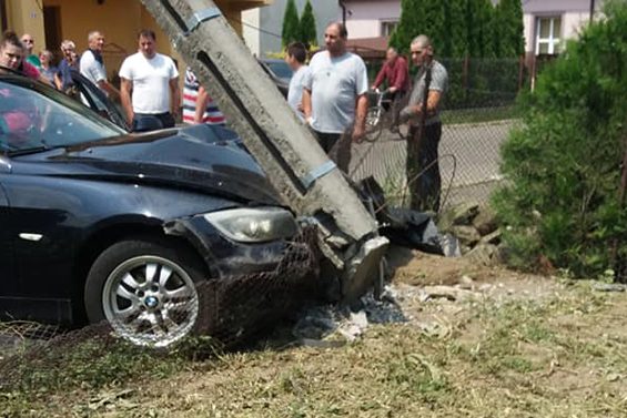 masina-in-stalp-radauti