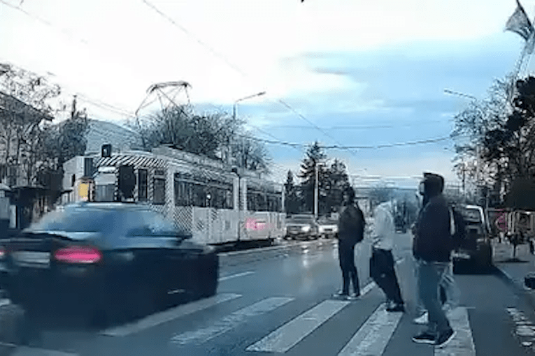 masina-pietoni